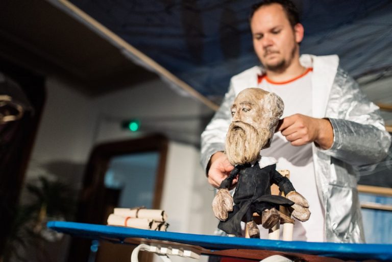 Vesmíro - Divadlo SpozaVoza